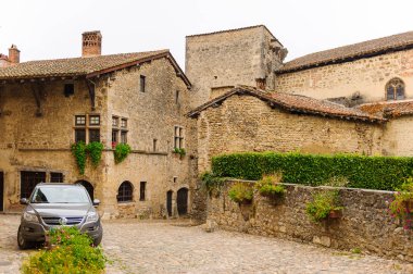 Perouges, Fransa - Eki 11, 2016: Perouges Arhitecture, Fransa, bir ortaçağ duvarlı şehir, popüler bir turistik.