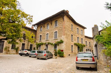 Perouges, Fransa - Eki 11, 2016: Perouges Arhitecture, Fransa, bir ortaçağ duvarlı şehir, popüler bir turistik.