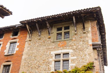 Perouges, Fransa - Eki 11, 2016: Perouges Arhitecture, Fransa, bir ortaçağ duvarlı şehir, popüler bir turistik.