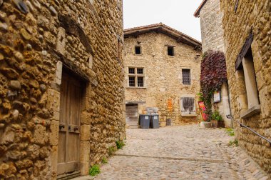 Perouges, Fransa - Eki 11, 2016: Perouges Ortaçağ evi, Fransa, duvarlı bir kasaba, popüler bir turistik mekan.