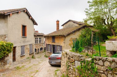Perouges, Fransa - Eki 11, 2016: Perouges Arhitecture, Fransa, bir ortaçağ duvarlı şehir, popüler bir turistik.