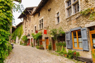 Perouges, Fransa - Eki 11, 2016: Perouges Ortaçağ evi, Fransa, duvarlı bir kasaba, popüler bir turistik mekan.