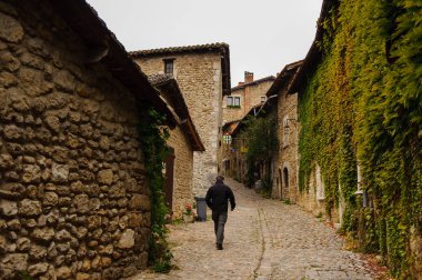 Perouges, Fransa - Eki 11, 2016: Perouges Ortaçağ evi, Fransa, duvarlı bir kasaba, popüler bir turistik mekan.
