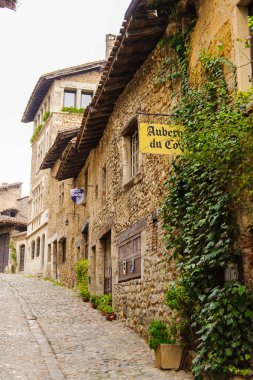 Perouges, Fransa - Eki 11, 2016: Perouges Ortaçağ evi, Fransa, duvarlı bir kasaba, popüler bir turistik mekan.