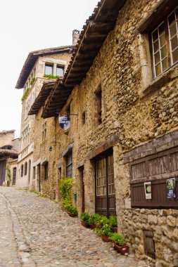 Perouges, Fransa - Eki 11, 2016: Perouges Ortaçağ evi, Fransa, duvarlı bir kasaba, popüler bir turistik mekan.