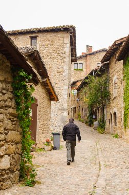 Perouges, Fransa - Eki 11, 2016: Perouges Ortaçağ evi, Fransa, duvarlı bir kasaba, popüler bir turistik mekan.
