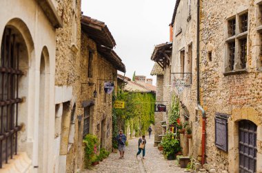 Perouges, Fransa - Eki 11, 2016: Perouges Ortaçağ evi, Fransa, duvarlı bir kasaba, popüler bir turistik mekan.