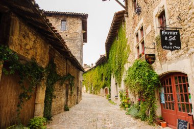 Perouges, Fransa - Eki 11, 2016: Perouges Ortaçağ evi, Fransa, duvarlı bir kasaba, popüler bir turistik mekan.
