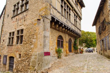 Perouges, Fransa - Eki 11, 2016: Perouges Ortaçağ evi, Fransa, duvarlı bir kasaba, popüler bir turistik mekan.