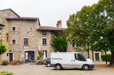 Perouges, Fransa - Eki 11, 2016: Perouges Ortaçağ evi, Fransa, duvarlı bir kasaba, popüler bir turistik mekan.