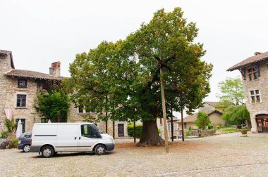 Perouges, Fransa - Eki 11, 2016: Perouges Ortaçağ evi, Fransa, duvarlı bir kasaba, popüler bir turistik mekan.