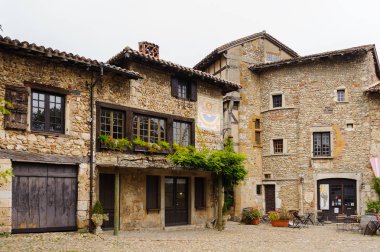 Perouges, Fransa - Eki 11, 2016: Perouges Ortaçağ evi, Fransa, duvarlı bir kasaba, popüler bir turistik mekan.