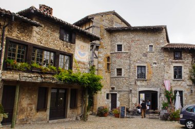 Perouges, Fransa - Eki 11, 2016: Perouges Arhitecture, Fransa, bir ortaçağ duvarlı şehir, popüler bir turistik.