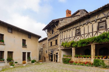 Perouges, Fransa - Eki 11, 2016: Perouges Arhitecture, Fransa, bir ortaçağ duvarlı şehir, popüler bir turistik.