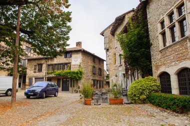 Perouges, Fransa - Eki 11, 2016: Perouges Arhitecture, Fransa, bir ortaçağ duvarlı şehir, popüler bir turistik.