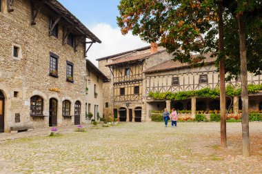 Perouges, Fransa - Eki 11, 2016: Perouges Arhitecture, Fransa, bir ortaçağ duvarlı şehir, popüler bir turistik.