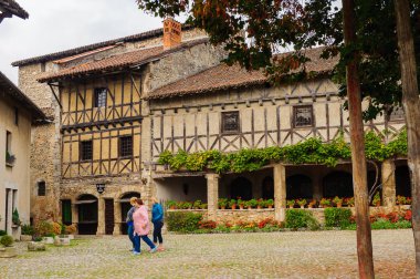 Perouges, Fransa - Eki 11, 2016: Perouges Arhitecture, Fransa, bir ortaçağ duvarlı şehir, popüler bir turistik.