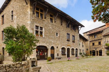 Perouges, Fransa - Eki 11, 2016: Perouges Arhitecture, Fransa, bir ortaçağ duvarlı şehir, popüler bir turistik.