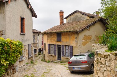 Perouges, Fransa - Eki 11, 2016: Perouges Arhitecture, Fransa, bir ortaçağ duvarlı şehir, popüler bir turistik.