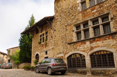 Perouges, Fransa - Eki 11, 2016: Perouges Arhitecture, Fransa, bir ortaçağ duvarlı şehir, popüler bir turistik.