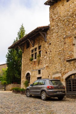 Perouges, Fransa - Eki 11, 2016: Perouges Arhitecture, Fransa, bir ortaçağ duvarlı şehir, popüler bir turistik.