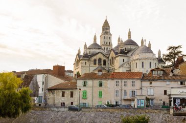 Perigueux, Fransa - 11 Ekim 2016: St. Front's Cathedral of Perigueux, Fransa. Kasaba, Bir Roma Katolik piskoposluğunun merkezidir..