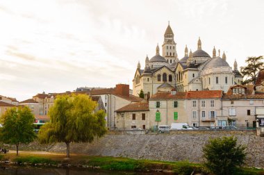 Perigueux, Fransa - 11 Ekim 2016: St. Front's Cathedral of Perigueux, Fransa. Kasaba, Bir Roma Katolik piskoposluğunun merkezidir..