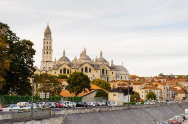 Perigueux, Fransa - 11 Ekim 2016: St. Front's Cathedral of Perigueux, Fransa. Kasaba, Bir Roma Katolik piskoposluğunun merkezidir..