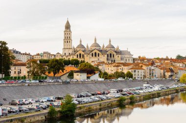 Perigueux, Fransa - 11 Ekim 2016: St. Front's Cathedral of Perigueux, Fransa. Kasaba, Bir Roma Katolik piskoposluğunun merkezidir..