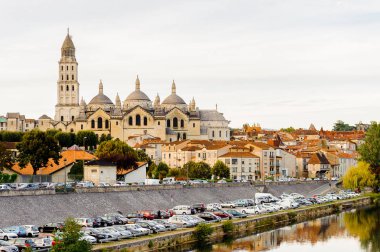 Perigueux, Fransa - 11 Ekim 2016: St. Front's Cathedral of Perigueux, Fransa. Kasaba, Bir Roma Katolik piskoposluğunun merkezidir..