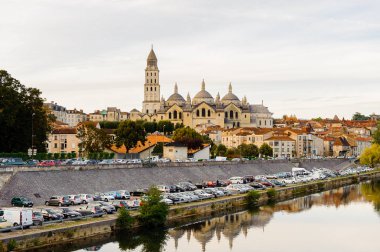 Perigueux, Fransa - 11 Ekim 2016: St. Front's Cathedral of Perigueux, Fransa. Kasaba, Bir Roma Katolik piskoposluğunun merkezidir..