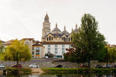 Perigueux, Fransa - 11 Ekim 2016: St. Front's Cathedral of Perigueux, Fransa. Kasaba, Bir Roma Katolik piskoposluğunun merkezidir..