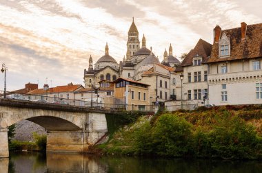 Perigueux, Fransa - 11 Ekim 2016: Isle nehri ve Perigueux kasabası, Fransa. Kasaba, Bir Roma Katolik piskoposluğunun merkezidir..