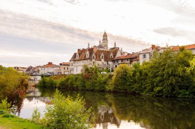 Perigueux, Fransa - 11 Ekim 2016: Isle nehri ve Perigueux kasabası, Fransa. Kasaba, Bir Roma Katolik piskoposluğunun merkezidir..