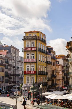 Porto, Portekiz - 21 Haziran 2014: Portekiz'in ikinci büyük şehri olan Porto'nun mimarisi 2001 yılında Avrupa Kültür Başkenti olarak adlandırıldı