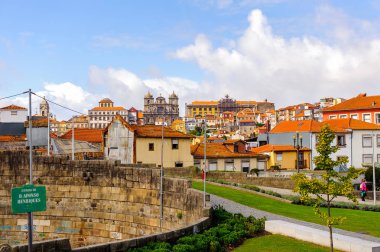 Porto, Portekiz - 21 Haziran 2014: Portekiz'in ikinci büyük şehri olan Porto'nun mimarisi 2001 yılında Avrupa Kültür Başkenti olarak adlandırıldı