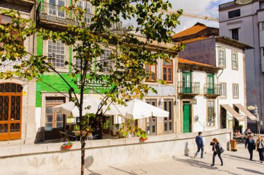 Porto, Portekiz - 21 Haziran 2014: Portekiz'in ikinci büyük şehri olan Porto'nun mimarisi 2001 yılında Avrupa Kültür Başkenti olarak adlandırıldı