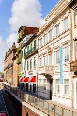 Porto, Portekiz - 21 Haziran 2014: Portekiz'in ikinci büyük şehri olan Porto'nun mimarisi 2001 yılında Avrupa Kültür Başkenti olarak adlandırıldı