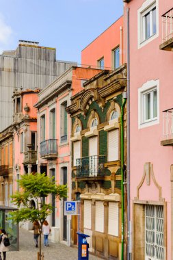Porto, Portekiz - 21 Haziran 2014: Portekiz'in en büyük ikinci şehri olan Porto'nun Renkli Mimarisi 2001 yılında Avrupa Kültür Başkenti olarak adlandırıldı