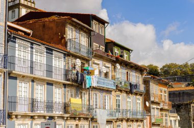 Porto, Portekiz - 21 Haziran 2014: Portekiz'in ikinci büyük şehri olan Porto'nun Douro Vadisi'nin renkli evleri 2001 yılında Avrupa Kültür Başkenti olarak adlandırıldı