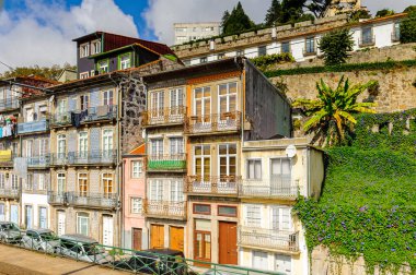 Porto, Portekiz - 21 Haziran 2014: Portekiz'in ikinci büyük şehri olan Porto'nun Douro Vadisi'nin renkli evleri 2001 yılında Avrupa Kültür Başkenti olarak adlandırıldı