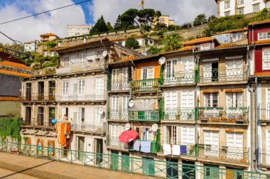 Porto, Portekiz - 21 Haziran 2014: Portekiz'in ikinci büyük şehri olan Porto'nun Douro Vadisi'nin renkli evleri 2001 yılında Avrupa Kültür Başkenti olarak adlandırıldı