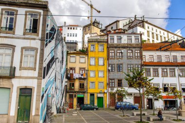 Porto, Portekiz - 21 Haziran 2014: Portekiz'in ikinci büyük şehri olan Porto'nun Douro Vadisi'nin renkli evleri 2001 yılında Avrupa Kültür Başkenti olarak adlandırıldı