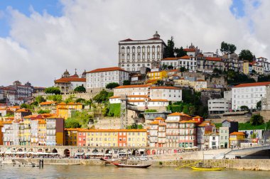 Porto, Portekiz - 21 Haziran 2014: İber Yarımadası'nın en büyük nehirlerinden biri olan Douro Nehri kıyısındaki renkli evler (2157 m)