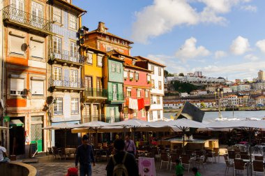 Porto, Portekiz - 21 Haziran 2014: İber Yarımadası'nın en büyük nehirlerinden biri olan Douro Nehri kıyısındaki renkli evler (2157 m)