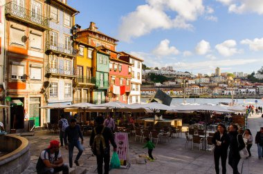 Porto, Portekiz - 21 Haziran 2014: İber Yarımadası'nın en büyük nehirlerinden biri olan Douro Nehri kıyısındaki renkli evler (2157 m)