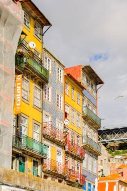 Porto, Portekiz - 21 Haziran 2014: Portekiz'in ikinci büyük şehri olan Porto'nun Douro nehri kıyısındaki mimari, 2001 yılında Avrupa Kültür Başkenti olarak adlandırıldı