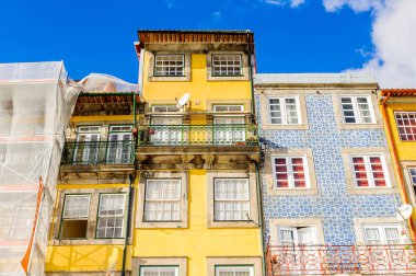 Porto, Portekiz - 21 Haziran 2014: Portekiz'in ikinci büyük şehri olan Porto'nun Douro nehri kıyısındaki mimari, 2001 yılında Avrupa Kültür Başkenti olarak adlandırıldı