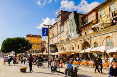 Porto, Portekiz - 21 Haziran 2014: Portekiz'in ikinci büyük şehri olan Porto'nun Douro nehri kıyısındaki mimari, 2001 yılında Avrupa Kültür Başkenti olarak adlandırıldı