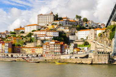 Porto, Portekiz - 21 Haziran 2014: Porto Douro Vadisi, popüler bir turistik yer